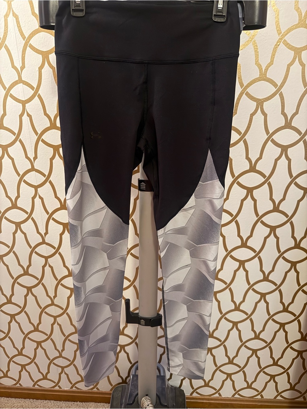 Under Armour Black Leggings with Gray Wave Print size medium